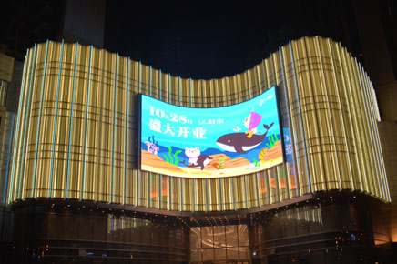 深圳鴻榮源壹方中心DT16戶(hù)外內(nèi)弧屏