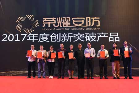 元亨光電小間距榮獲年度創(chuàng)新、明星產(chǎn)品獎(jiǎng)