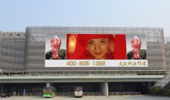 元亨光電超大型戶(hù)外廣(guǎng)告屏群矗立國(guó)門(mén)