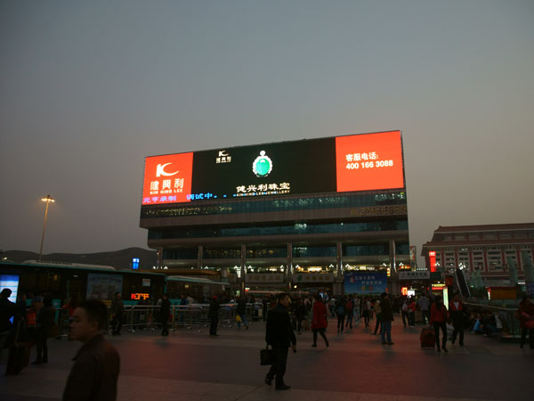 深圳羅湖口岸一塊巨大LED顯示屏驚豔亮相
